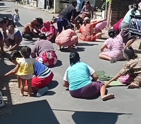 Commotion as Residents Fight Over Money, Mothers Crawling on the Street