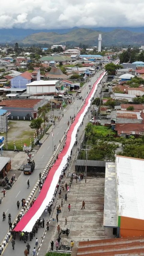 Meriahkan Hari Kemerdekaan, Bendera Merah Putih Sepanjang 2.023 Meter Dibentangkan di Papua