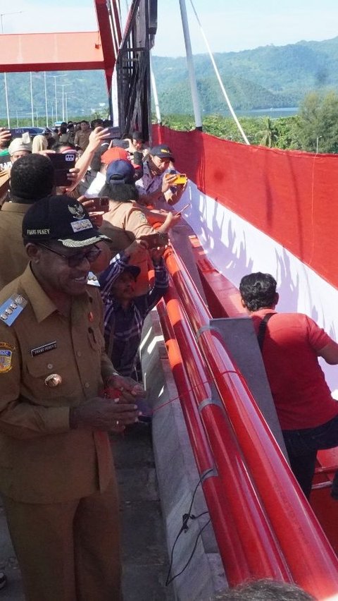 Bendera sepanjang 100 meter dibentangkan di Jembatan Youtefa Papua, Selasa (15/8). Kegiatan ini diselenggarakan Pemkot Jayapura.