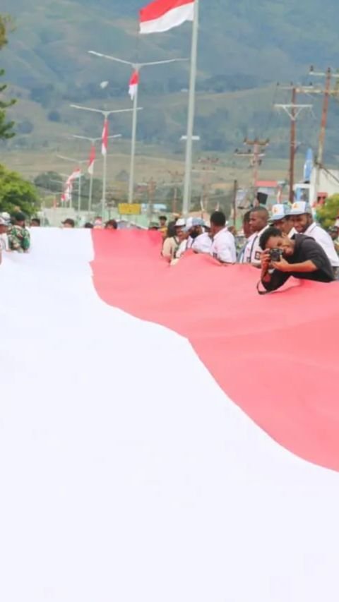 Sementara bendera merah putih sepanjang 2.023 meter dibentangkan di depan Tugu Salib Wamena, Jalan Yos Sudarso, Distrik Wamena, Kabupaten Jayawijaya, Papua Pegunungan, Selasa (15/8).