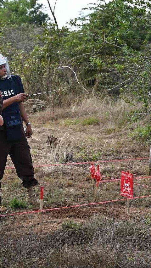 Ranjau-ranjau darat di Kamboja dipasang oleh orang Vietnam, pemerintah Kamboja, dan kelompok pemberontak Khmer Merah pada era 1980-1990-an.