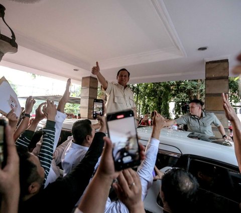 Ketua Umum Partai Gerindra Prabowo Subianto Menyapa para relawan dari atas mobilnya usai menghadiri acara peresmian rumah pemenangan relawan di Menteng, Jakarta, Selasa (15/8/2023).