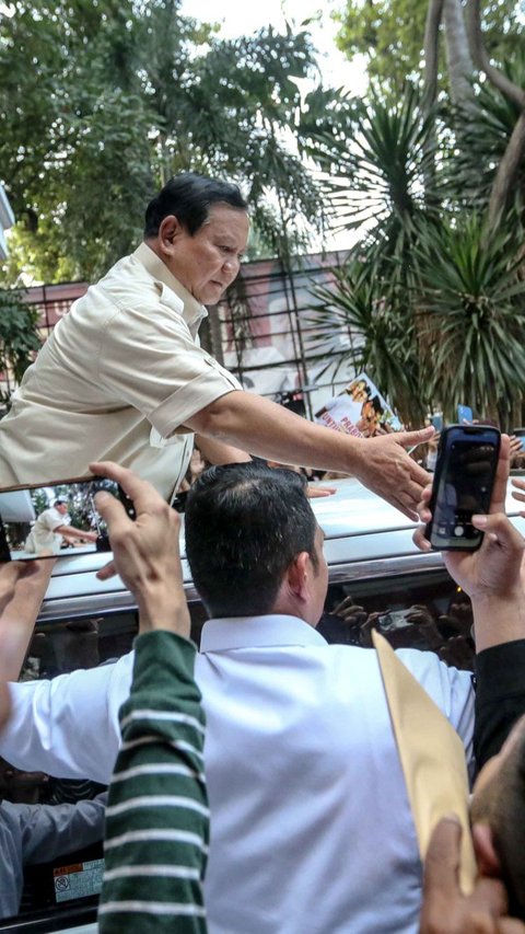 Selain meresmikan rumah pemenangan relawan, Prabowo Subianto juga menerima dukungan resmi dari organ relawan pendukung Presiden Joko Widodo.