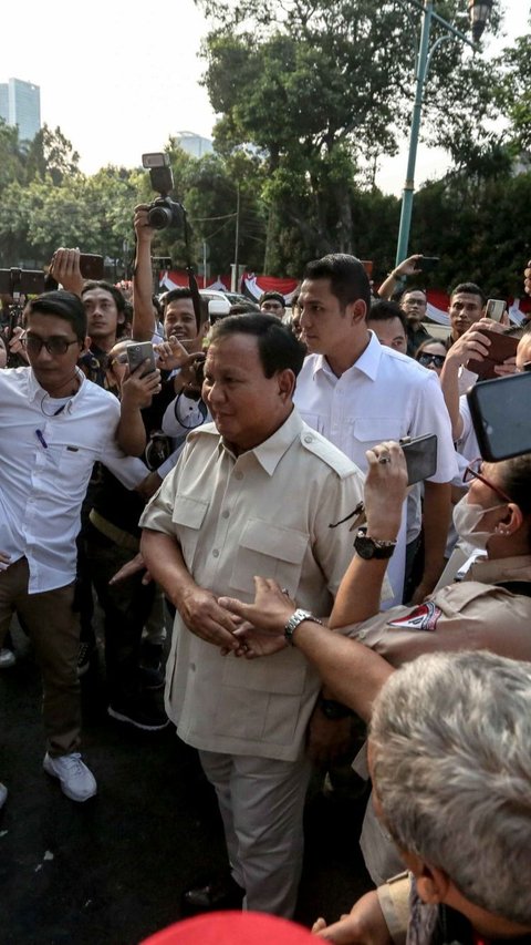 Prabowo hadir sekitar pukul 16.25 WIB. Saat tiba di lokasi, beliau langsung diteriaki presiden oleh relawan.