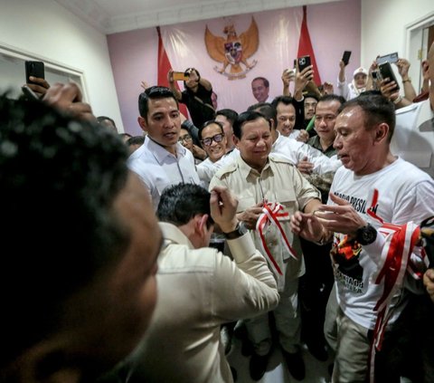 Acara peresmian rumah pemenangan relawan di Menteng berlangsung dengan melakukan pemotongan pita secara simbolis oleh Ketua Umum Partai Gerindra Prabowo Subianto.