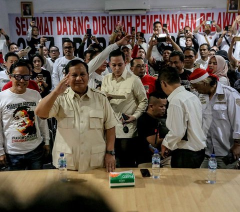 FOTO: Usai Resmikan Rumah Pemenangan di Menteng, Prabowo Subianto Berdiri di Atas Mobil dan Menyapa Antusiasme Para Relawan