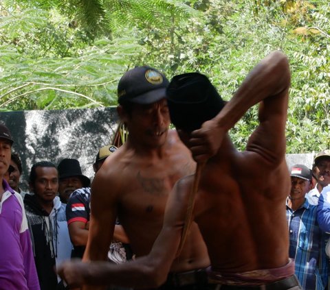 Melihat Tradisi Ojung di Lumajang, Pemenang  Terbanyak Sabet Lawan dengan Rotan