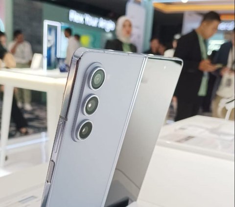 Samsung baru saja secara resmi merilis produk flagship terbarunya yakni Samsung Galaxy Z Fold5 dan Galaxy Z Flip5 untuk pasar Indonesia.