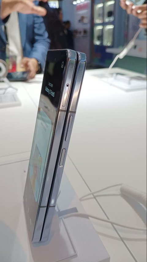 Simon Lee, President of Samsung Electronics Indonesia menyebutkan bahwa HP lipat ini best value foldable phone.