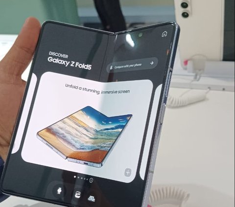 Galaxy Z Fold5 ini menggunakan Snapdragon 8 Gen 2 Mobile Platform for Galaxy yang tidak disematkan pada generasi sebelumnya. Sehingga meningkatkan performa yang lebih gahar.