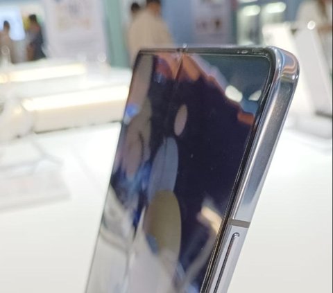 Tak hanya itu, Galaxy Z Fold5 juga menghadirkan inovasi Zero-gap Hinge yang membuat ponsel menjadi lebih tipis, ringan dan kokoh.