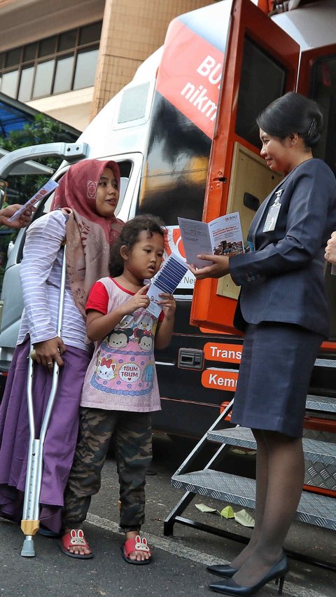 Penyandang disabilitas mendapat penjelasan CS saat mengikuti edukasi keuangan oleh Otoritas Jasa Keuangan (OJK) di Jakarta, Selasa (15/8/2023).