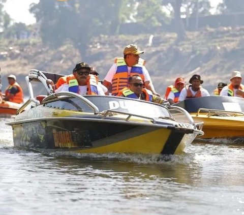 Kota Madiun punya spot wisata baru di kawasan Bantaran Kali Madiun. Setelah ramai jadi lokasi ngopi dengan pemandangan matahari terbenam, kini spot wisata ini dilengkapi dengan susur sungai naik speedboat.