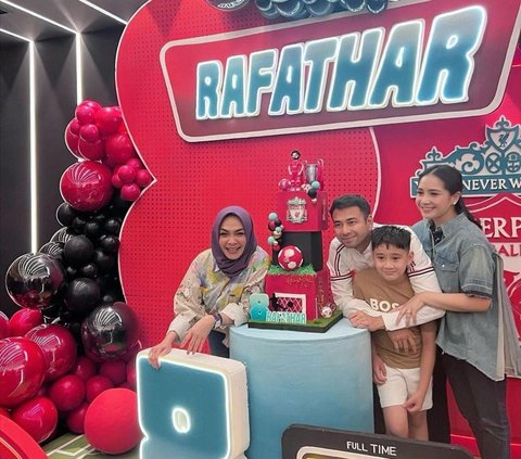 Potret Rafathar di Antara Dua Nenek Cantik dan Awet Muda, Dikecup Sayang