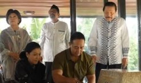 Mertua Andika Perkasa, yakni Jenderal TNI (Purn) Abdullah Mahmud (AM) Hendropriyono juga turut mendampingi menantunya itu berziarah.