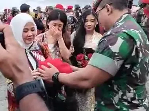 Pasang Baret Merah ke Anaknya