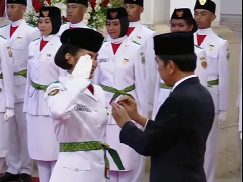 Jokowi Sampai Jongkok Ambilkan Pin Anggota Paskibraka Ozora Jatuh di Istana