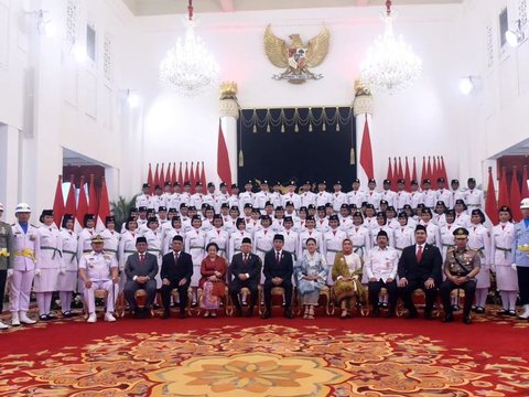Jokowi Sematkan Pin ke Anggota Paskibraka