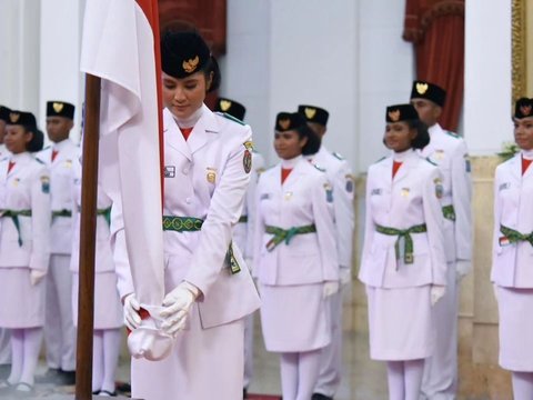 Reflek Jokowi Ambil Pin yang Terjatuh
