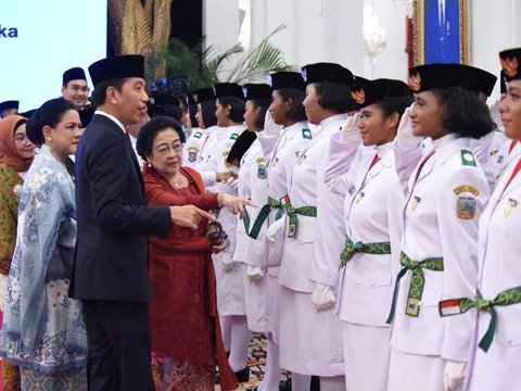 Jokowi Sampai Jongkok Ambilkan Pin Anggota Paskibraka Ozora Jatuh di Istana