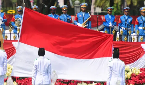 Pertama, Pemprov DKI akan mengadakan upacara di Monas pada pukul 06.30 WIB. Setelah itu, seluruh PNS akan kirab ke Istana Kepresidenan Jakarta.