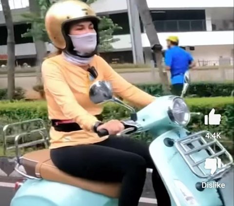 Deretan Momen Keren Luna Maya Naik Motor: Anak Bali Say Pasti Bisa