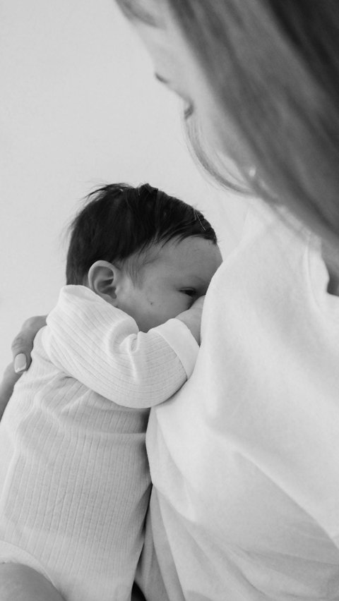 Selain posisi miring, posisi bayi yang berbaring berdampingan juga bisa membantu susu keluar dari mulut bayi jika produksinya berlebihan.