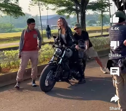 Deretan Momen Keren Luna Maya Naik Motor: Anak Bali Say Pasti Bisa