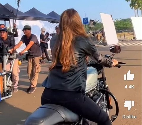 Deretan Momen Keren Luna Maya Naik Motor: Anak Bali Say Pasti Bisa