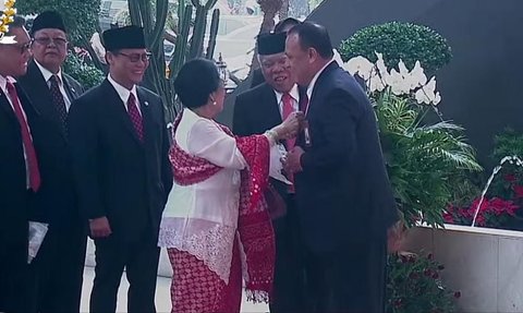 Momen Megawati Rapikan Dasi Firli Bahuri Saat Hadiri Sidang Tahunan MPR