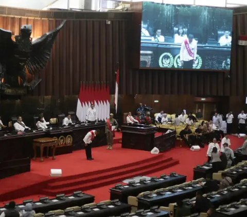 Momen Megawati Rapikan Dasi Firli Bahuri Saat Hadiri Sidang Tahunan MPR