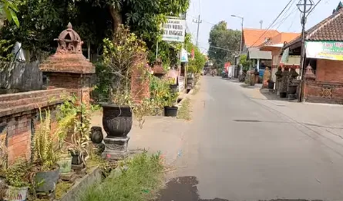 Jika melihat pagar rumah, masih banyak masyarakat yang menggunakan batu bata merah yang ditata sedemikian rupa.