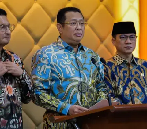 Pantun selanjutnya, mengenai koalisi dan tiga kandidat capres yaitu Ganjar Pranowo, Prabowo Subianto, dan Anies Baswedan.