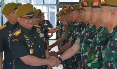 Yudhy merupakan alumni Akademi Militer (1998) dan berasal dari kecabangan Artileri Medan.
