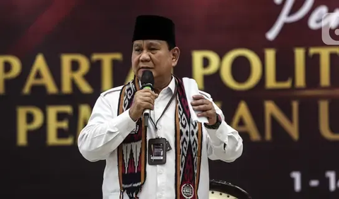 Kritik pedas itupun direspon singkat oleh Menteri Pertahanan, Prabowo Subianto usai menghadiri seminar strategi transformasi bangsa menuju Indonesia emas 2045 oleh di Balroom Hotel Bidakara, Jakarta, Selasa.
