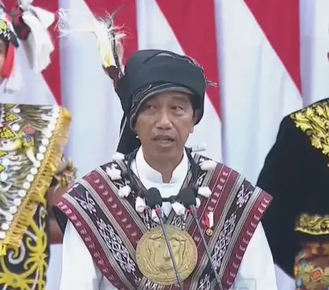 Presiden Joko Widodo menyinggung soal kondisi politik hari ini di Sidang Tahunan MPR/DPR/DPD. Mengawali pidatonya, Jokowi mengungkapkan, tren di kalangan politisi soal sebutan kepada dirinya yakni 'Pak Lurah'.