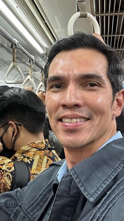 Deretan Potret Adrian Maulana Naik Transportasi Umum saat Kerja, Pakai KRL hingga Ojek