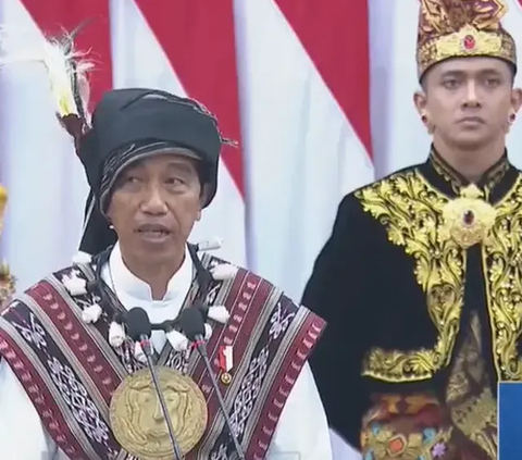 Presiden Joko Widodo menyentil para politisi yang memberikan julukan kepada dirinya 'Pak Lurah. Dia menegaskan dirinya bukan lurah tetapi Presiden Republik Indonesia. Sentilan itu disampaikan Jokowi dalam sidang Tahunan MPR/DPR/DPD.