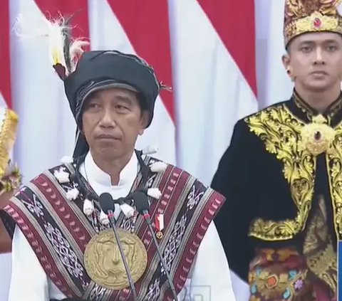 Presiden Jokowi yang menyampaikan pidato kenegaraan HUT ke-78 RI di Sidang Tahunan tersebut tampak mengenakan baju adat dari Tanimbar, Maluku.