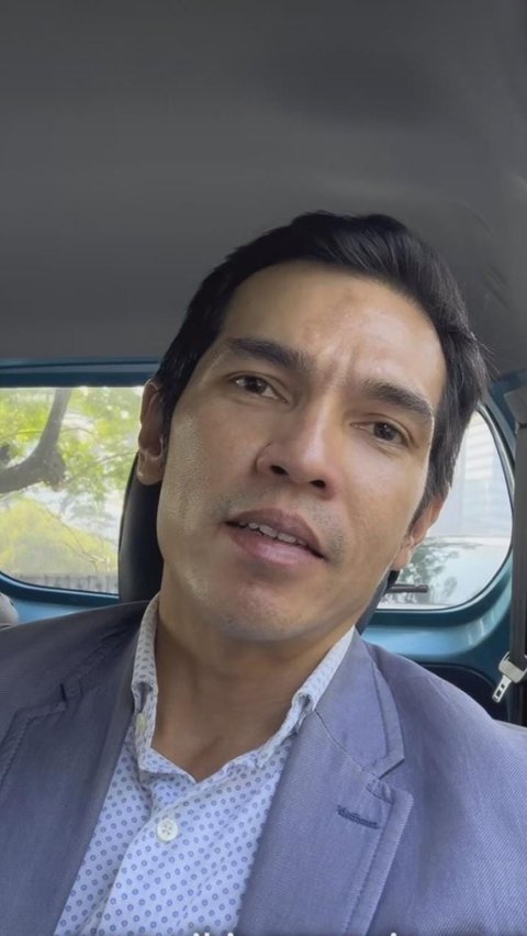Di dalam taksi dengan memakai jas kantoran , Adrian bercerita bahwa naik kendaraan pribadi untuk perjalanan ke kantor sangatlah boros. Hal ini dikarenakan ia tinggal di Tangerang Selatan, sedangkan kantornya berada di daerah SCBD, Jakarta Selatan. Ia nyaris menghabiskan Rp400.000 per harinya.