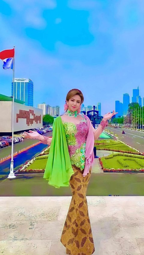 Jenis kebaya yang dikenakan Heni juga cukup khas. Ia Lebih sering menggunakan kebaya modern berselendang dengan warna-warna terang seperti hijau, pink, merah, hingga kuning.