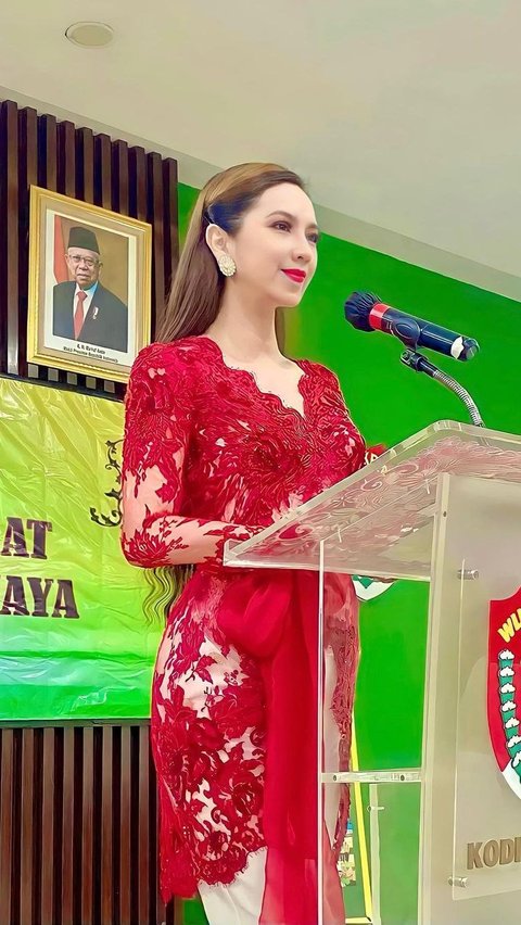 Penampilan Heni saat berkebaya dinilai tak pernah membosankan. Pasalnya ia pandai menyesuaikan kebaya dengan acara yang dihadiri. Jika dirasa acara tak terlalu formal, ia akan menyederhanakan gaya rambut dan mengenakan celana kain.