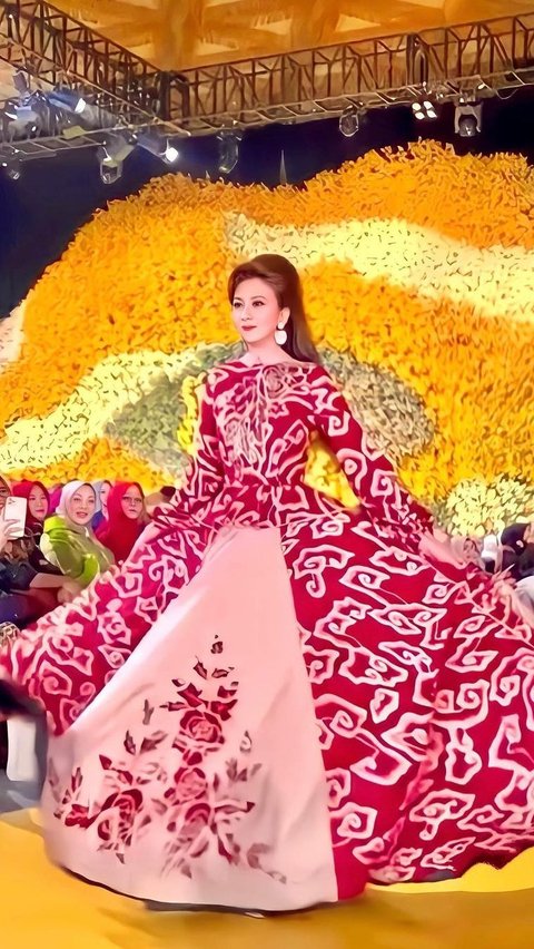 Tak hanya kebaya, Heni juga dengan bangga mempromosikan batik. Ia pernah terlibat dalam sebuah acara fahion show dan memperagakan sebuah gaun batik berukuran besar.