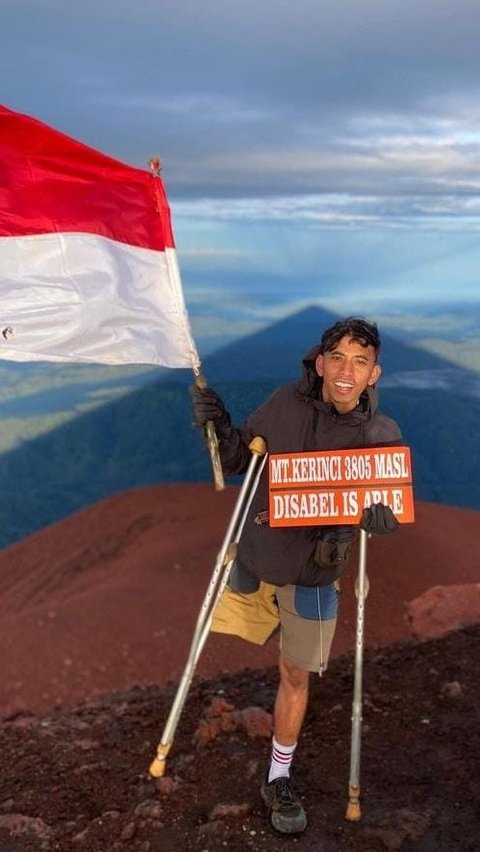 Potret Anggi Wahyuda mengibarkan bendera merah putih di puncak Gunung Kerinci ini pun sukses mencuri perhatian warganet.