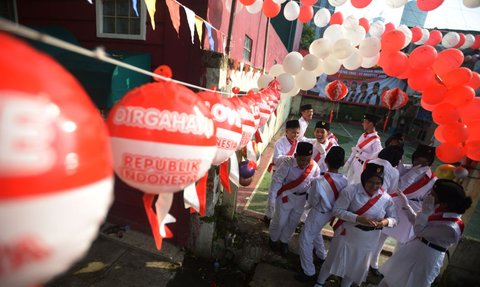 Momen Haru Anggota Paskibraka Wanita Cium Merah Putih Depan Presiden & Wapres