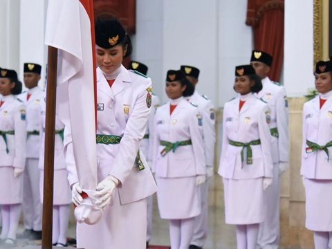 Momen Haru Anggota Paskibraka Wanita Cium Merah Putih Depan Presiden & Wapres