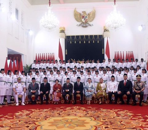 Momen Haru Anggota Paskibraka Wanita Cium Merah Putih Depan Presiden & Wapres