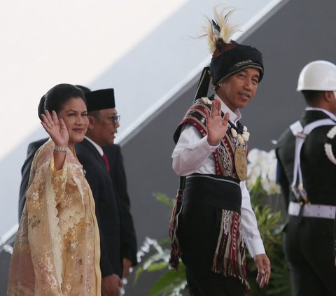 Presiden Joko Widodo  atau Jokowi melanjutkan tradisi mengenakan baju adat saat menghadiri Sidang Tahunan MPR. Kali ini, Jokowi terlihat mengenakan baju adat Tanimbar, Maluku ketika hadir di kompleks Gedung DPR/MPR, Senayan, Jakarta, pada Rabu (16/8/2023).