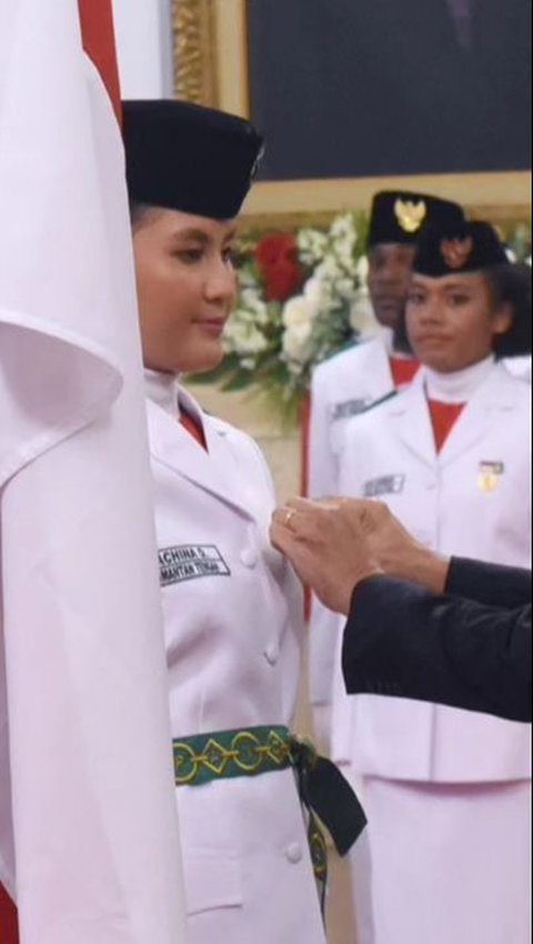 Momen Haru Anggota Paskibraka Wanita Cium Merah Putih Depan Presiden & Wapres