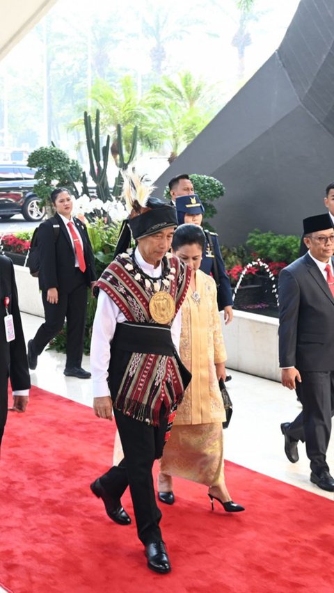 Marthen menjelaskan, penutup kepala dalam baju adat Tanimbar adalah simbol perlindungan yang harus diberikan masyarakat pada sang pemimpin.